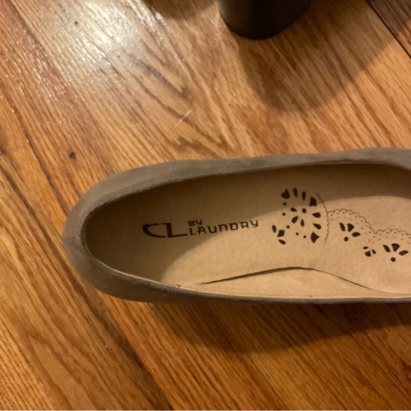 For sale two pairs of shoes , blacks and beiges size 6 us - Picture 7 of 7